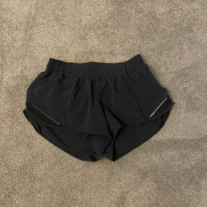 Lululemon 2.5 hotty hot short in black